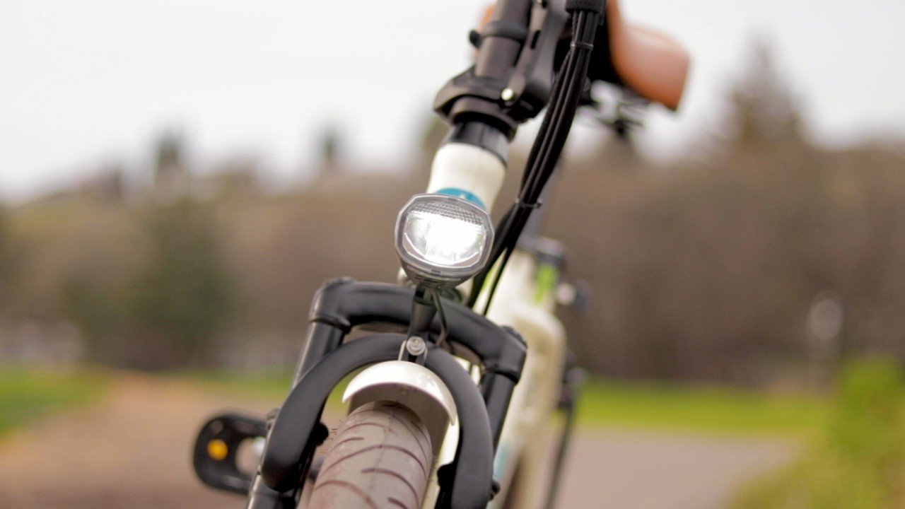 electrified-reviews-green-bike-classic-ls-electric-bike-review-2020-headlight