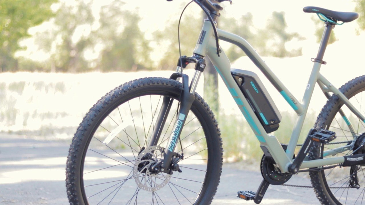 electrified-reviews-izip-trlz-electric-bike-review-suntour-xce-suspension-2