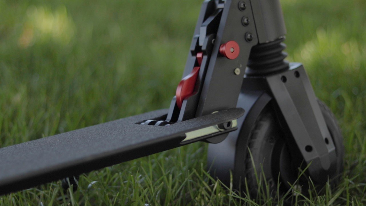electrified-reviews-fluidfreeride-mosquito-electric-scooter-review-locking-mechanism