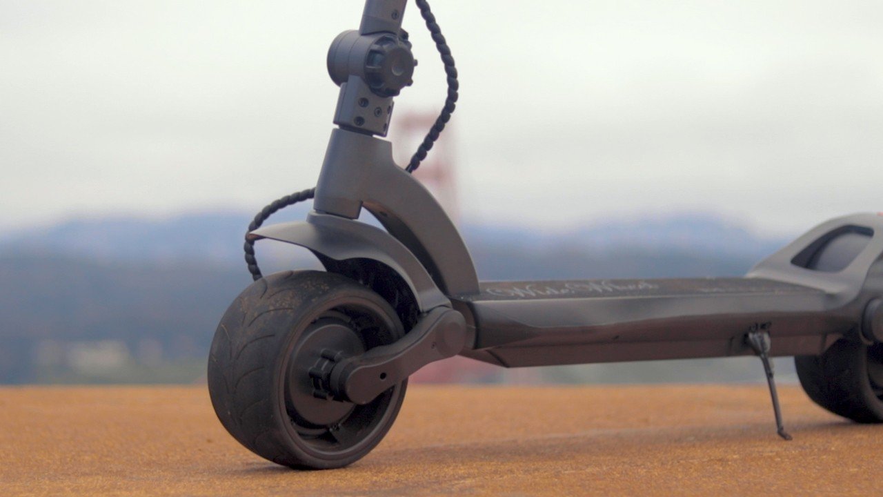 electrified-reviews-fluidfreeride-widewheel-electric-scooter-review-deck-profile