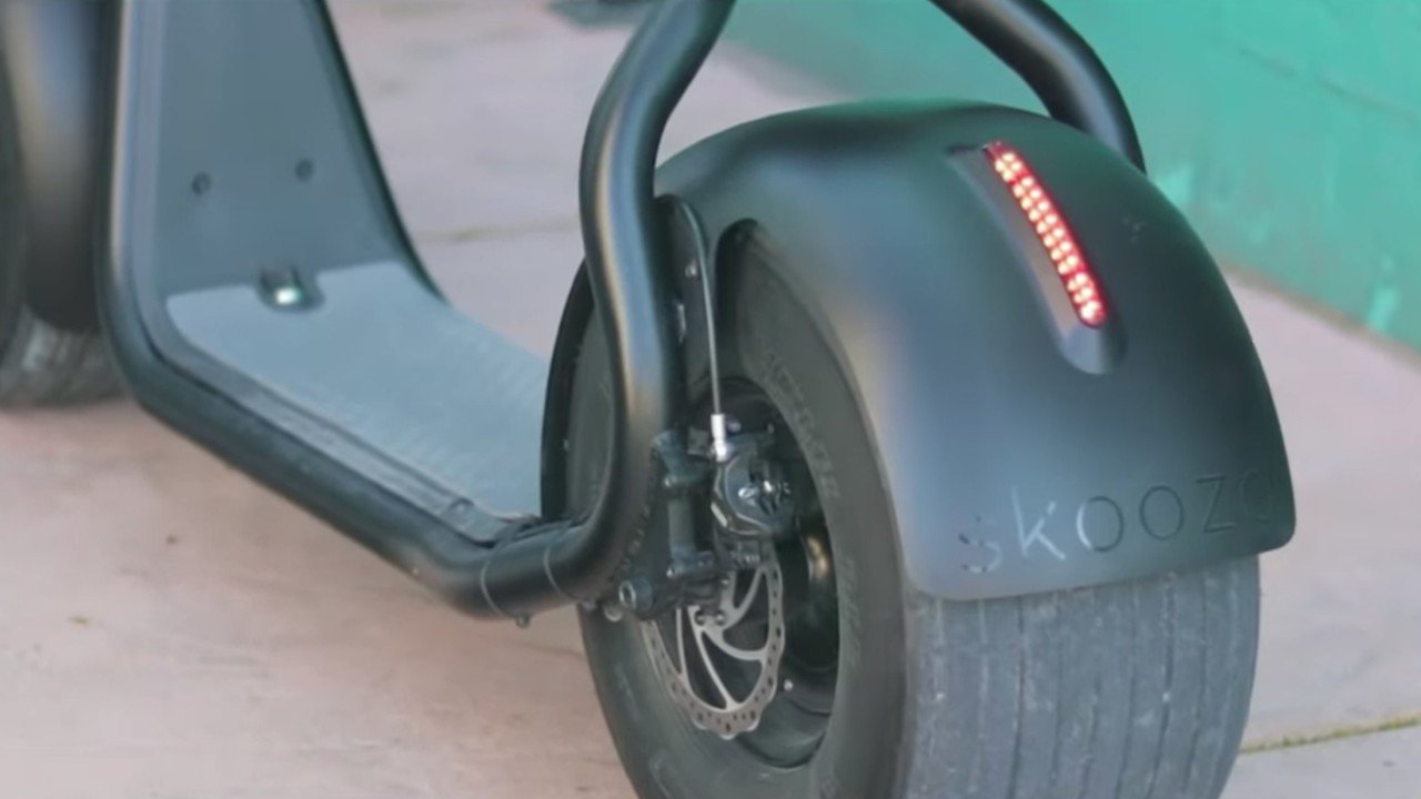 electrified-reviews-skooza-k1s-fat-tire-electric-scooter-review-rear-light