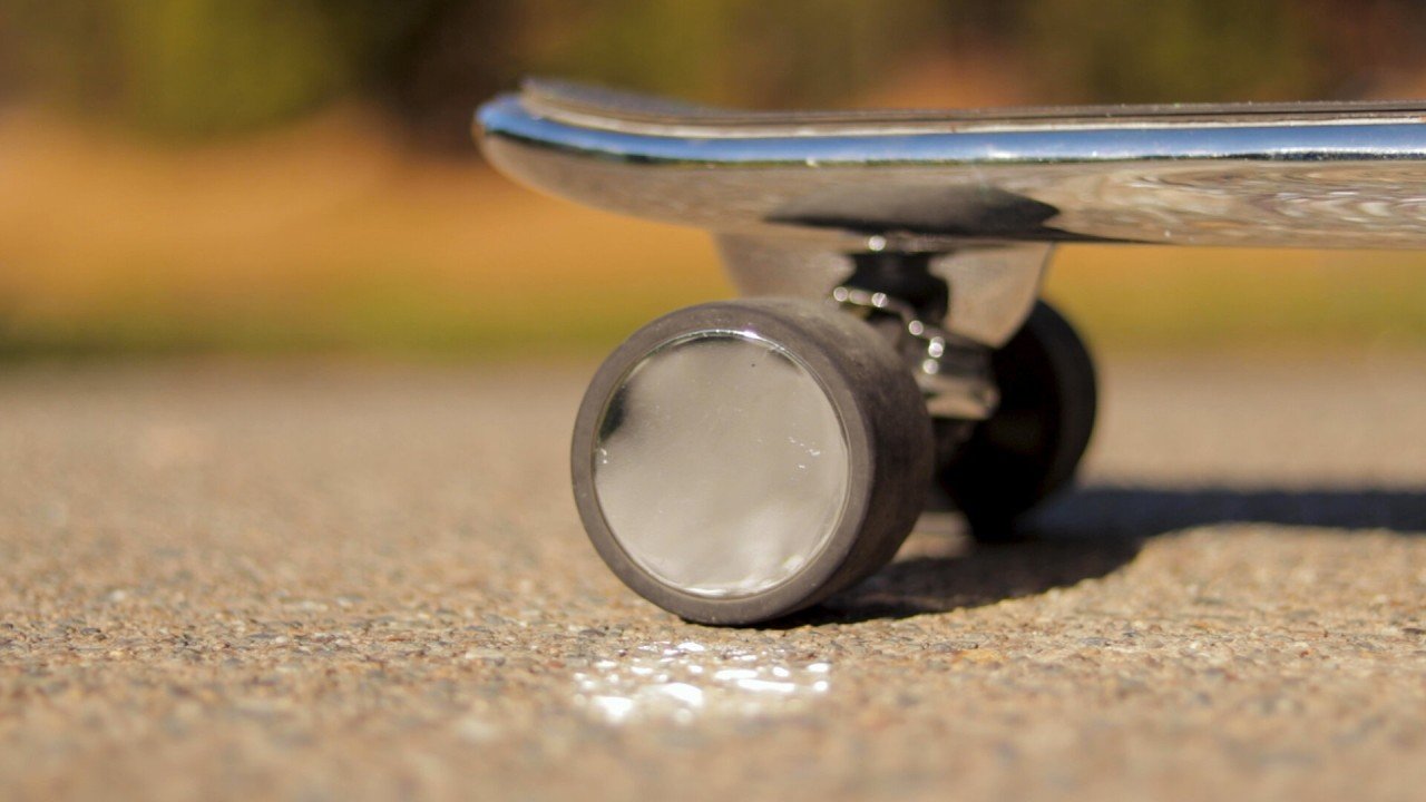 walnutt-spectra-silver-electric-skateboard-review-2019-wheel