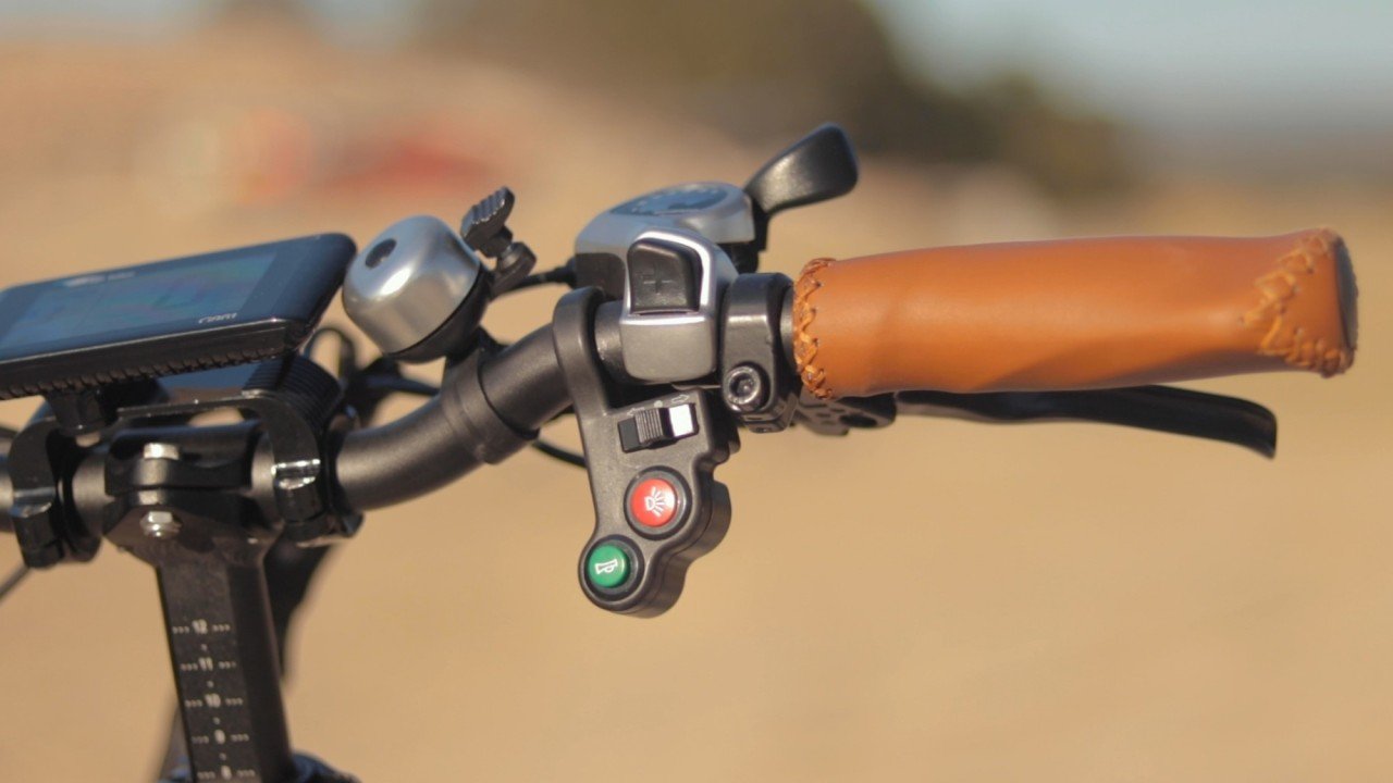electrified-reviews-bagibike-b20-premium-electric-bike-review-grip