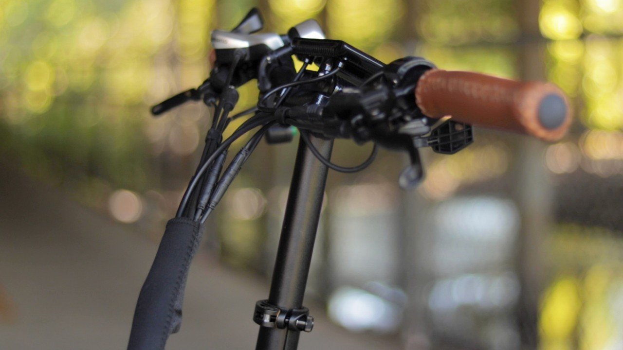 electrified-reviews-bagibike-b10-foldign-electric-bike-review-grip