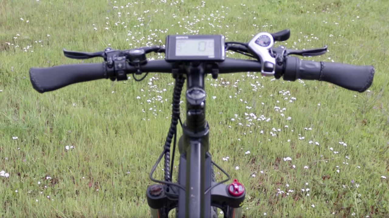 electrified-reviews-addmotor-m5800-electric-bike-review-handlebars