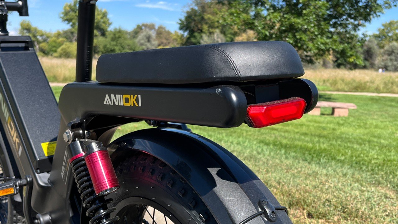 Aniioki AQ177 Pro Max integrated taillight.jpg