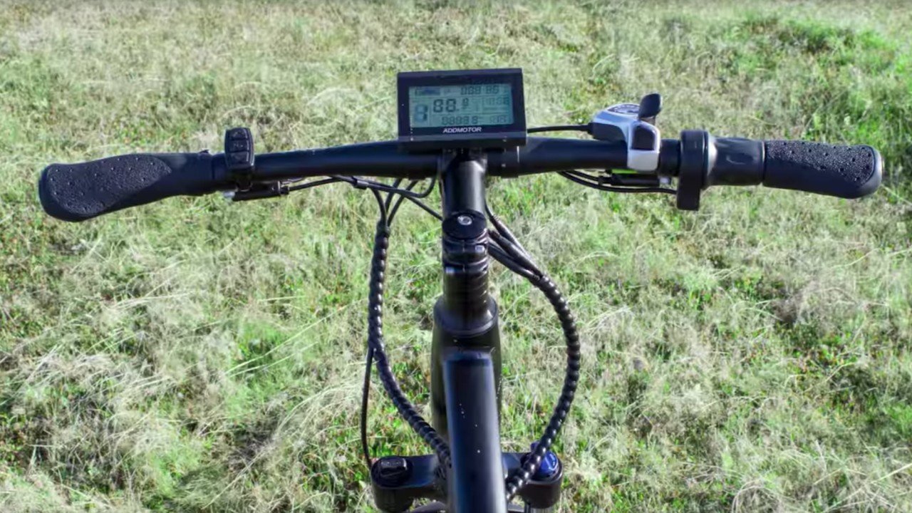 electrified-reviews-addmotor-hithot-h1-electric-bike-review-handlebars